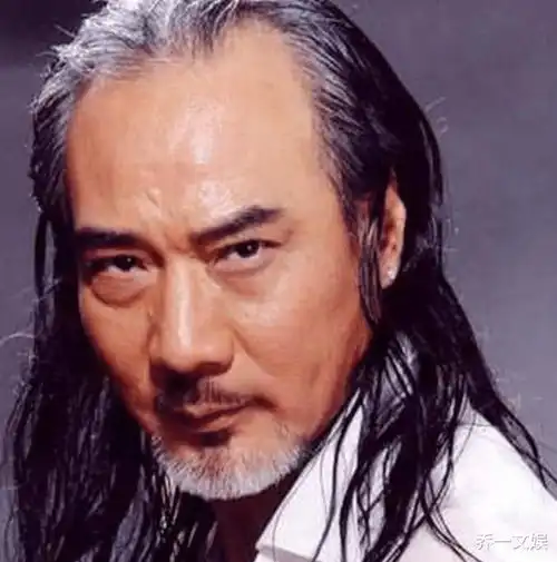  陈小春张耀扬同桌吃饭乌鸦哥头发花白,越来越像徐少强了