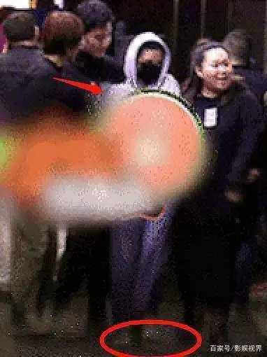  宋祖儿回应踢路人,路人表情早就透露了真相,当我们是傻子