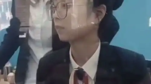  去银行取钱,柜台小姐姐看到余额后居然这个表情,这是什么意思