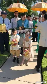  奥莉当婚礼花童美如小仙女,但与弟弟合照一秒破功表情搞怪