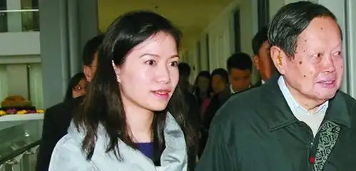  杨振宁现身打破去世传闻脊柱歪曲高低肩,翁帆表情耐人寻味