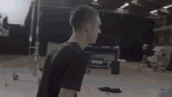  龙妈这个身材表情不谈了动图这车我先上了你们随意