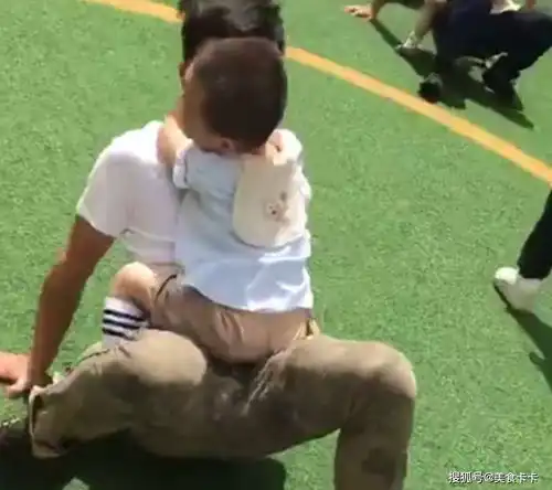 幼儿园举办亲子运动会,爸爸竟意外走红,儿子最后的表情亮了 幼儿园举办亲子运动会,爸爸竟意外走红,儿子最后的表情亮了