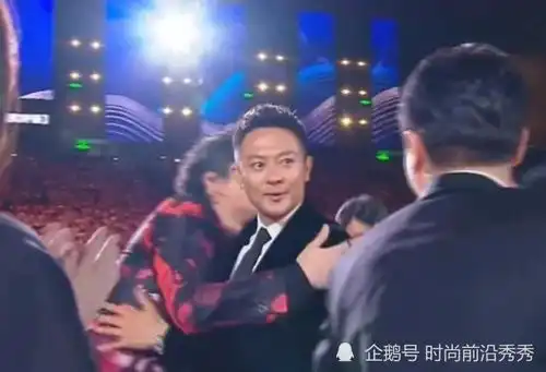  金鸡颁奖礼印小天得奖后,黄觉表情亮了李晨献唱好似话里有话