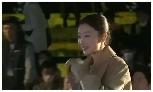  周冬雨发表感言,我却在留意台下刘浩存的表情,不愧是接班人