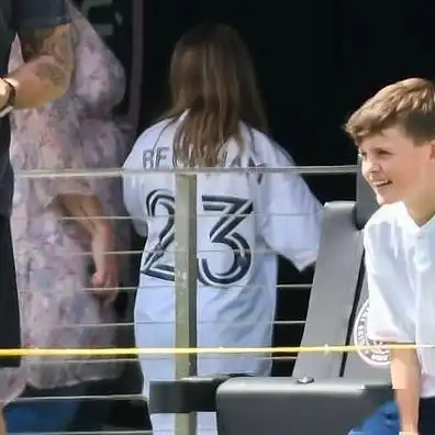  小七生无可恋的小表情三哥冷落了她,老爸贝克汉姆抱不动她