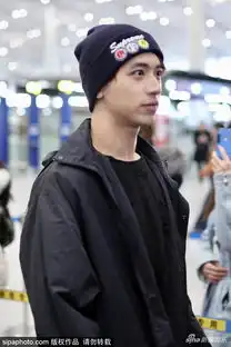  组图许魏洲露迷人微笑秒变表情包休闲装扮憨帅又呆萌