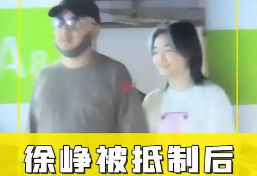  正式移民徐峥全家大包小包现身机场,陶虹憔悴无形象,女儿露脸