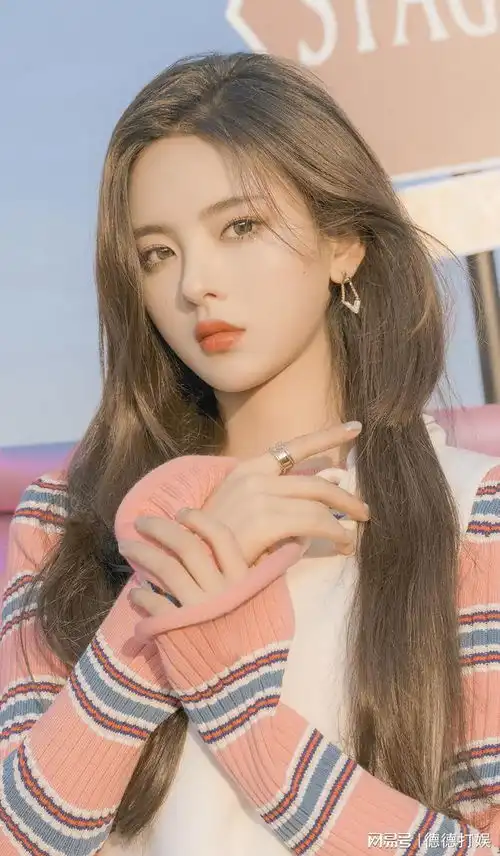  lv春夏22女装秀,杨超越表情略显木讷,不过暮光公路大片美炸