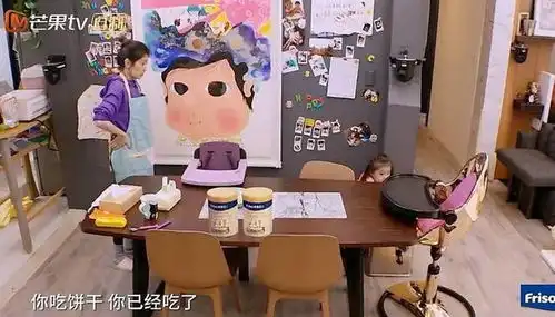  咘咘偷吃饼干,大眼睛一直盯着妈妈,被发现后,小表情真是太萌了