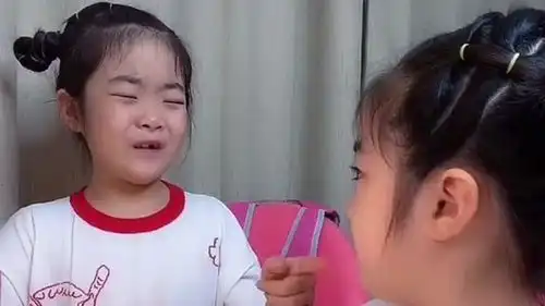  双胞胎姐妹古灵精怪,对口型模仿十分到位,呆萌的小表情配合很默契