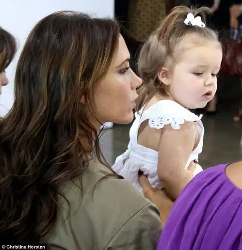  维多利亚带女儿到时装周看秀小七爆萌目不转睛