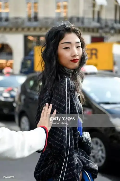  杨超越hold住外媒图,表情却被吐槽火箭少女扎堆时装周,谁的处女秀最出彩