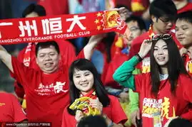  恒大美女球迷冒雨观战表情百变神似邓紫棋