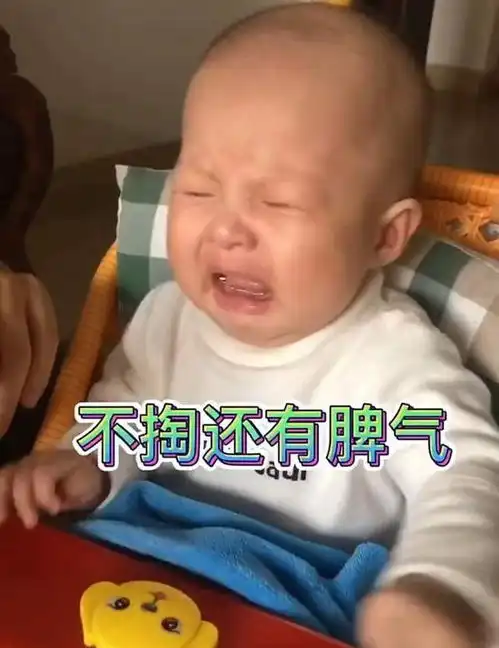 1岁萌娃沉迷于掏耳朵,表情太过于陶醉,看起来好舒服