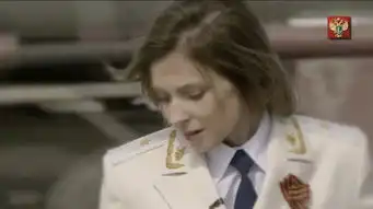  美呆克检察长携女献歌