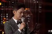  歌手决赛何炅宣布杨坤晋级,波琳娜竟是此表情,观众输不起