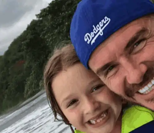 贝克汉姆家的小七哈珀玩勺子吹水游戏,布鲁克林立场很明显 贝克汉姆家的小七哈珀玩勺子吹水游戏,布鲁克林立场很明显