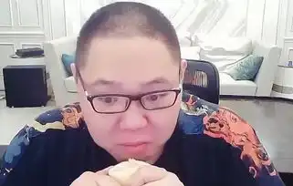  pdd挑战30秒无表情吃柠檬,等30秒结束后表情亮了飞天骚猪