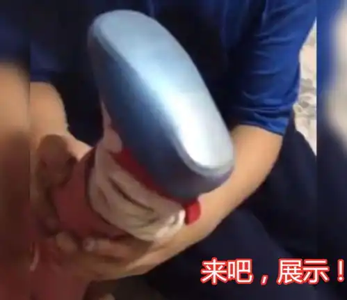  哥哥用气球帮妹妹做学步鞋,网友有点捂脚,但感觉好暖心