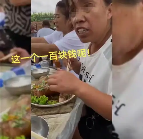  东北大妈吃酒席独占刚上桌大肘子,怒怼同桌我花钱了,100块钱呢