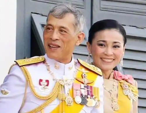  海外四子刷存在感被打脸,挤进皇家海报也无用,69岁泰王表情尴尬