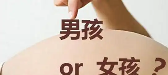  产房门前三个爸爸拼二胎女儿,听到护士的话后,表情太有意思了