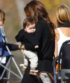  小七哈珀穿衣时尚风头超辣妹母女俩亲密合影6314643