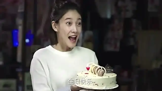  我的前半生落落突然帮老卓准备生日蛋糕,老卓一脸懵逼的样真搞笑