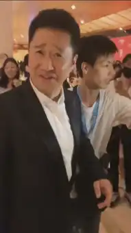  吴京表情太好笑,见粉丝撞柱子,脸瞬间挤成囧字,帧帧都是表情包