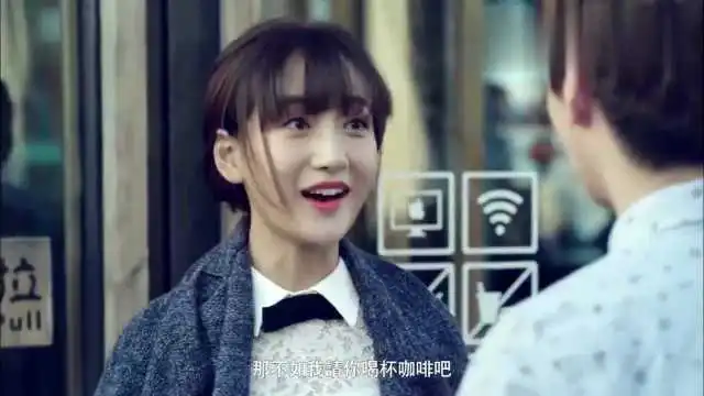  美女走出咖啡厅,谁知钱包都被偷走了,小伙及时出现