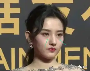  女星撕逼战场燃烧到95小花身上,老10岁的脸也敢发通稿说比baby美