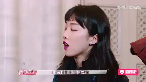  少女们出发前分包行动,杨超越包包只有拍立得,也太省心了