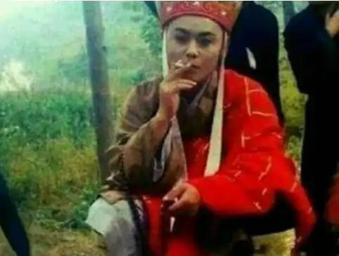  演员拍戏间歇都在做什么唐僧抽烟,还珠集体骑摩托,孙俪最敬业