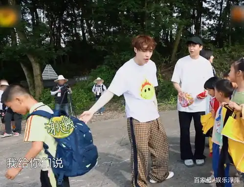  张艺兴外出招呼小朋友,却意外偶遇吴亦凡,下意识表情太好笑
