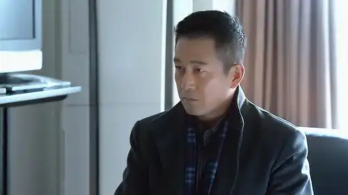  老人非常生气,男子表情严肃,怀疑有人故意让公司陷入被动