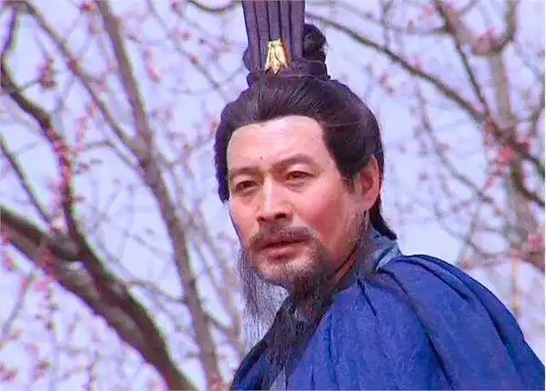  不输诸葛亮的谋士,一眼戳破火烧赤壁,却不对曹操说,刘备大笑5字