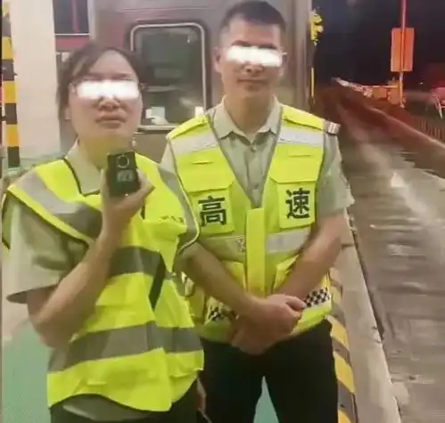  荒唐福州收费站刁难司机证件齐全,就是不让走,路政来也没用