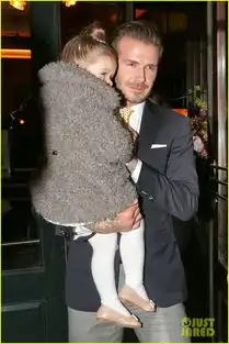  小贝爱女哈珀玩平板电脑衣着亮眼表情萌呆