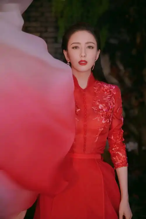  佟丽娅元宵节红裙写真曝光美艳华丽似画中人