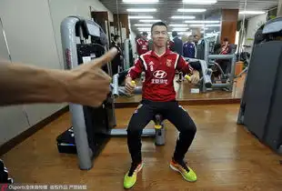  国足练力量上演表情秀美女球迷隔栏观看