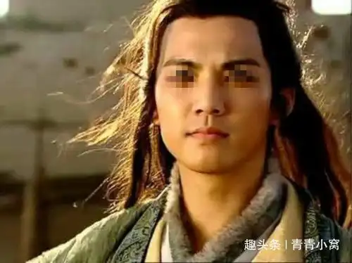  故事男子独居老宅,清晨醒来发现枕边有红布袋,打开一看跑出门
