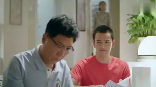  哥哥考试不及格,用妹妹教给自己的表情成功骗到老爸签字还没挨骂