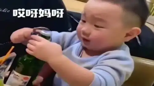  宝宝模仿父亲开啤酒,虽然很稚嫩最后的那表情确定是亲生的