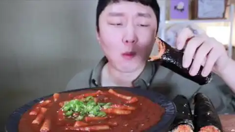  美食吃播,美女全程面无表情的吃完kfc
