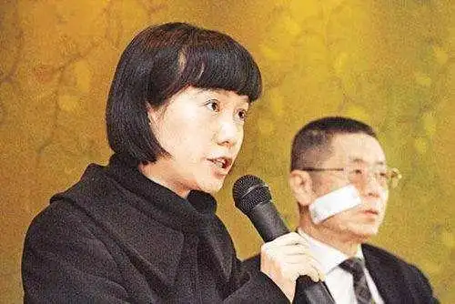  40岁翁帆肤色暗淡显老态,开始对94岁杨振宁不耐烦了