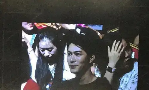  欧阳娜娜举办音乐会,中途肩带意外滑落,楚楚可怜尽显女人味
