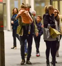  小贝全家出席纽约时装周小七当众抠鼻萌翻全场