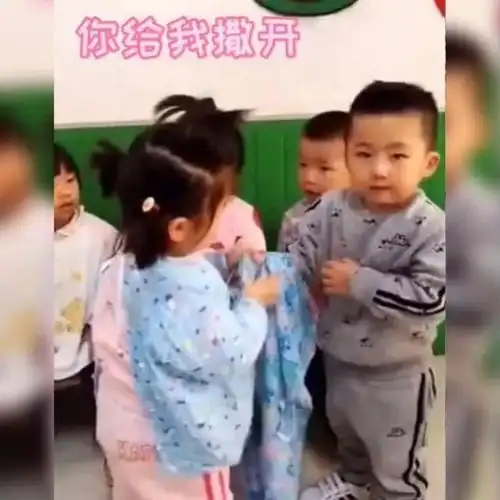  妹妹上幼儿园不会穿衣服,哥哥想帮忙却屡遭挨打,小表情亮了