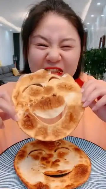  小姐姐真是太会吃了,自制面膜椒盐饼,你敢吃吗反正我不敢